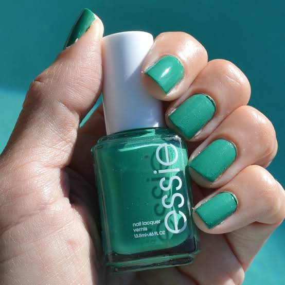 Essie Ruffes y Feathers #875
