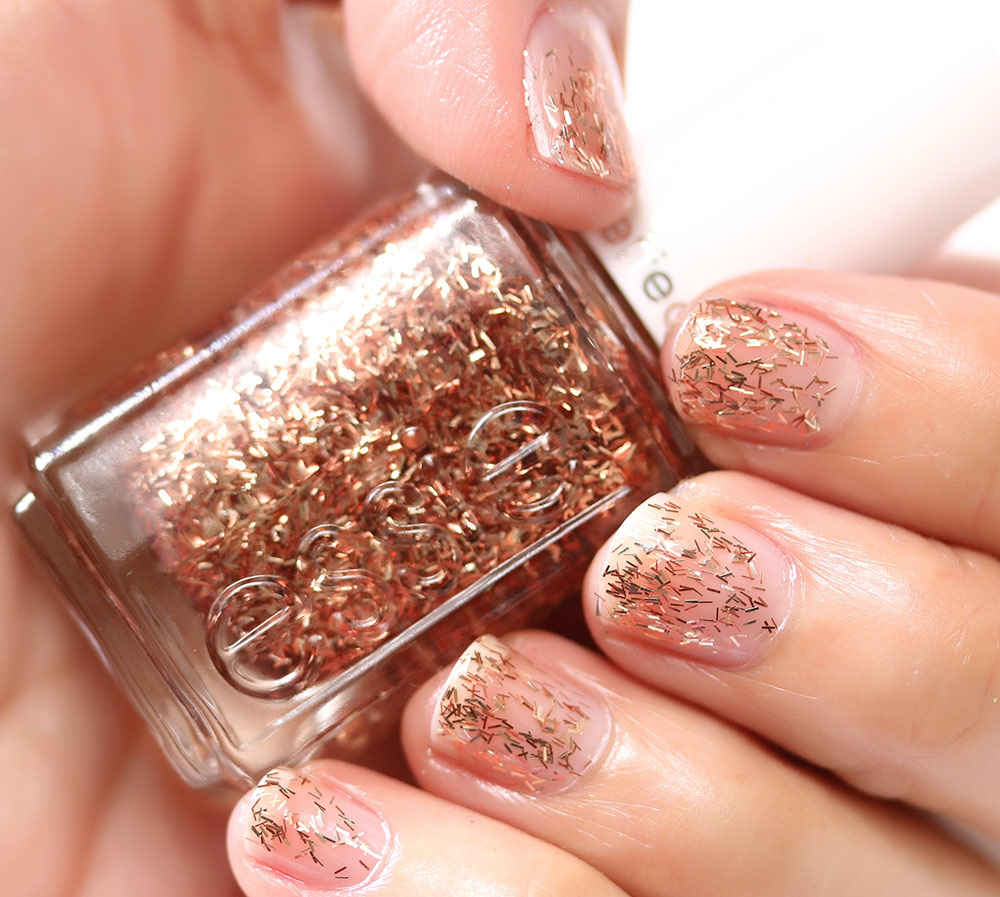 [DISCONTINUED] ESSIE Tassel Shaker #945