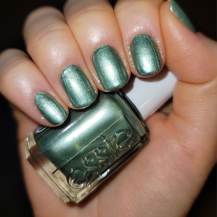 [DISCONTINUED] Essie Head to Mistletoe #1760